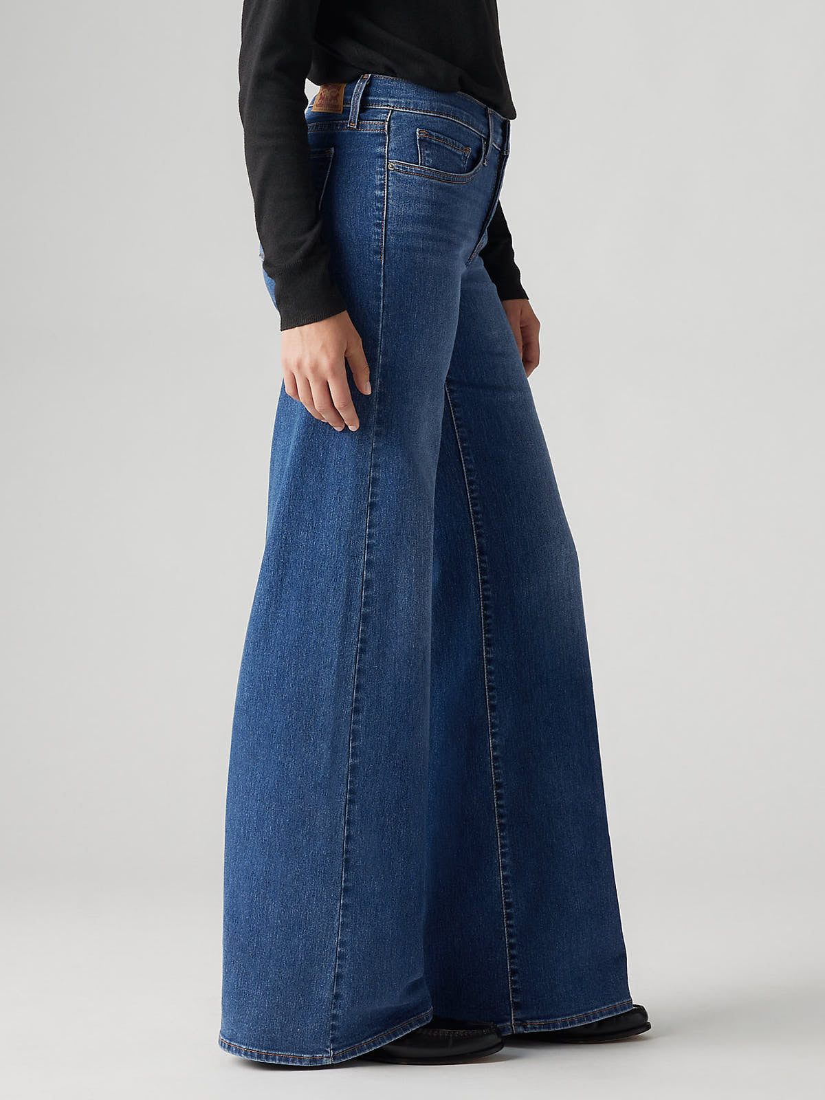 Levi’s 318 Clever Girl 20” Wide Jeans by Levi Strauss & Co in classic blue denim with a wide-leg fit.