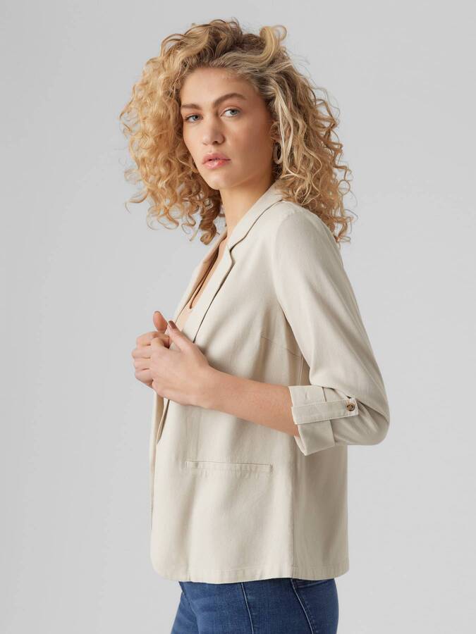 Vero Moda Jensen Blazer in light beige with rolled-up sleeves, tailored fit, and front pockets by Vero Moda.