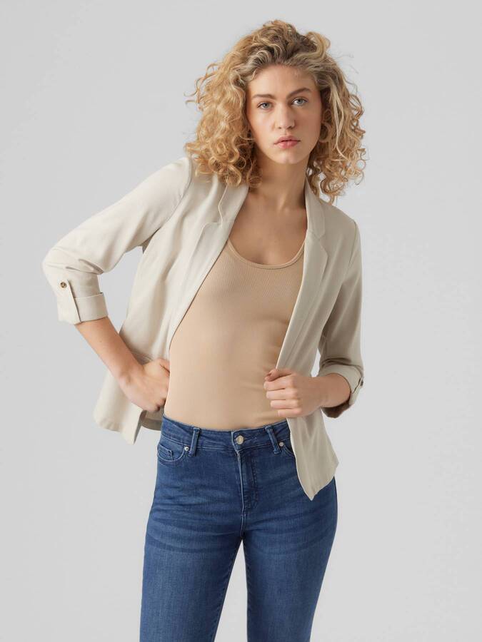 Vero Moda Jensen Blazer in light neutral tone paired with beige top and blue denim jeans by Vero Moda.