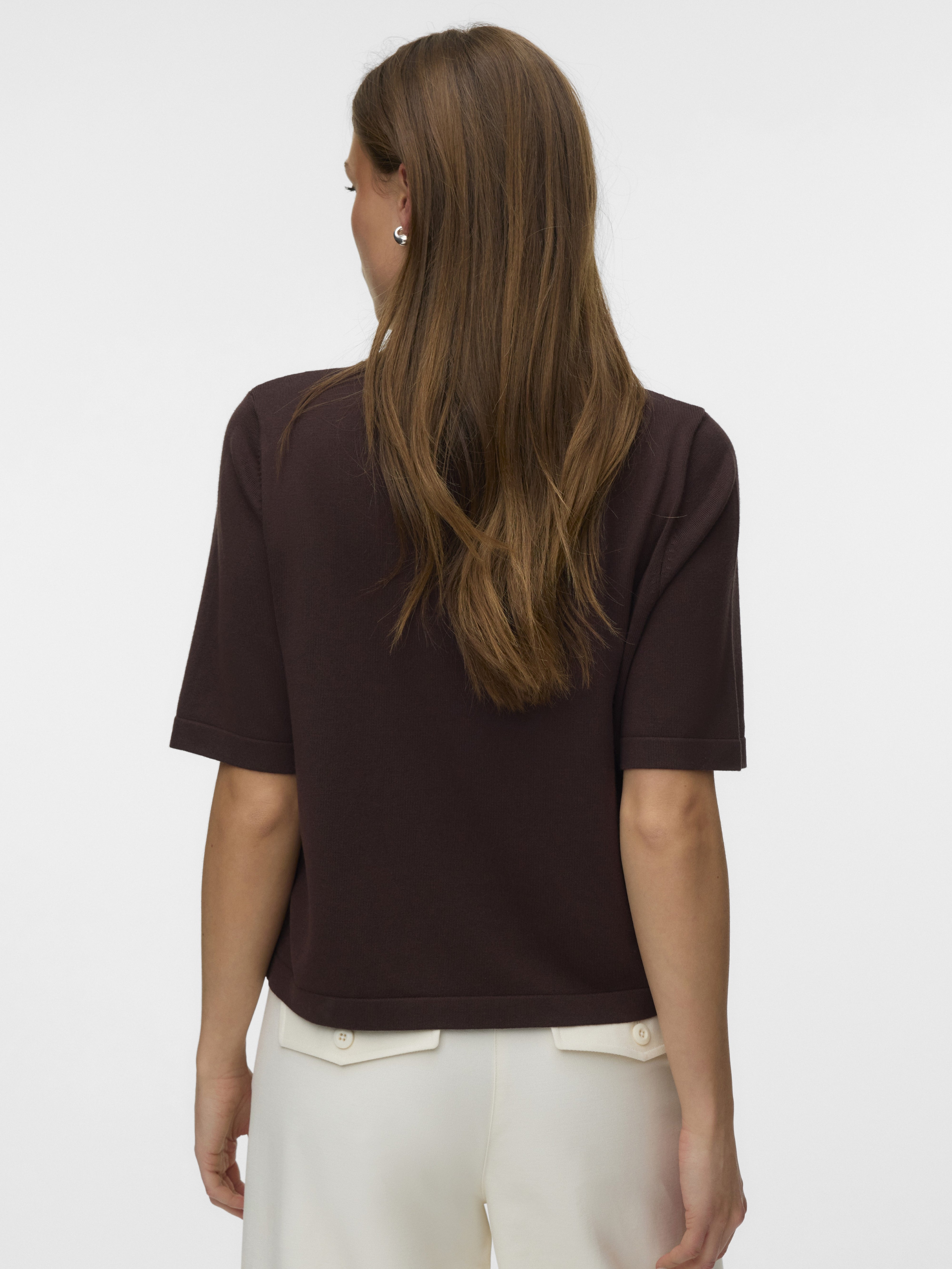 Vero Moda Silslv Crew Neck Sweater in dark brown, short sleeves, paired with white trousers, by Vero Moda.
