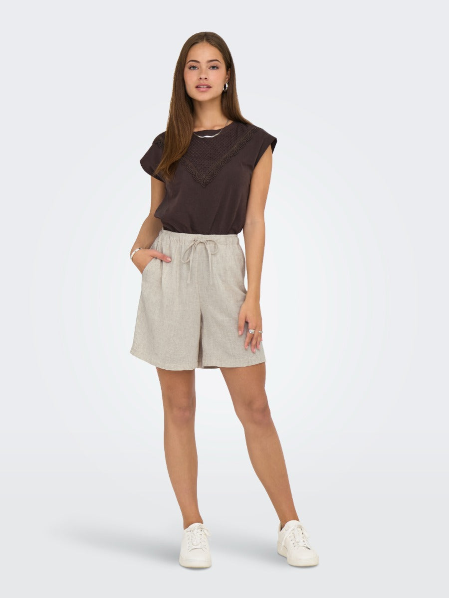 Light beige linen blend shorts with drawstring waist, styled with a dark top and white sneakers, ONLY Siesta Linen Blend Short.