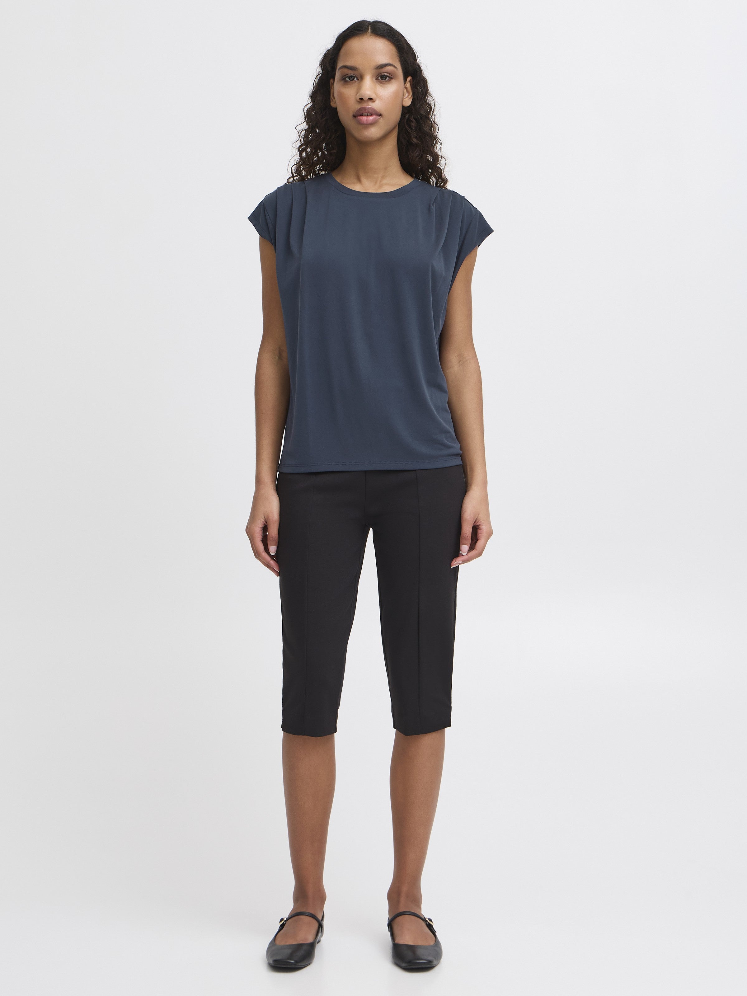 Ichi Lisken Top in navy blue, sleeveless casual top paired with black cropped pants and black flats.