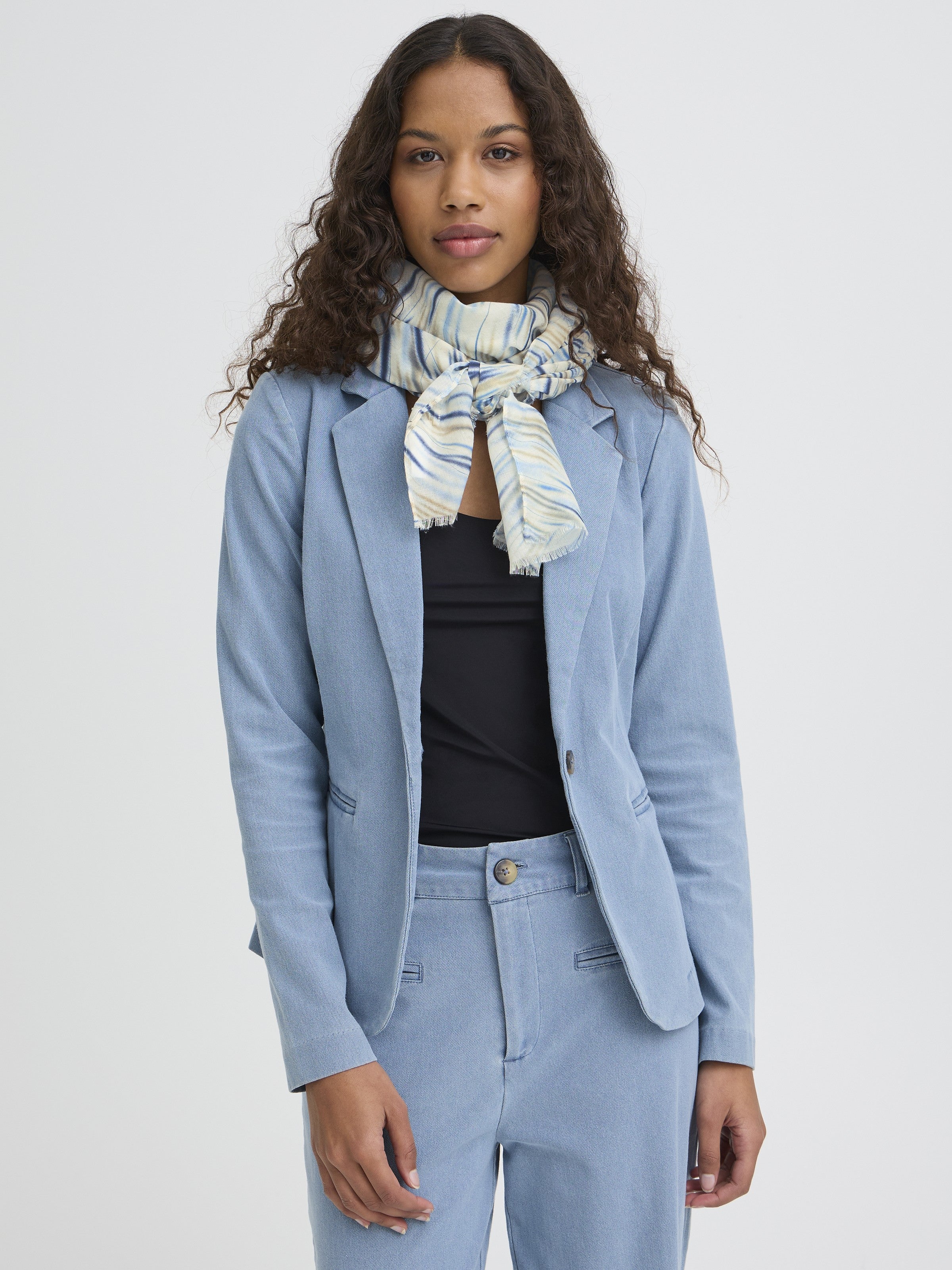 Ichi Anja Scarf styled with light blue blazer and matching denim pants, ideal accessory from Ichi collection.
