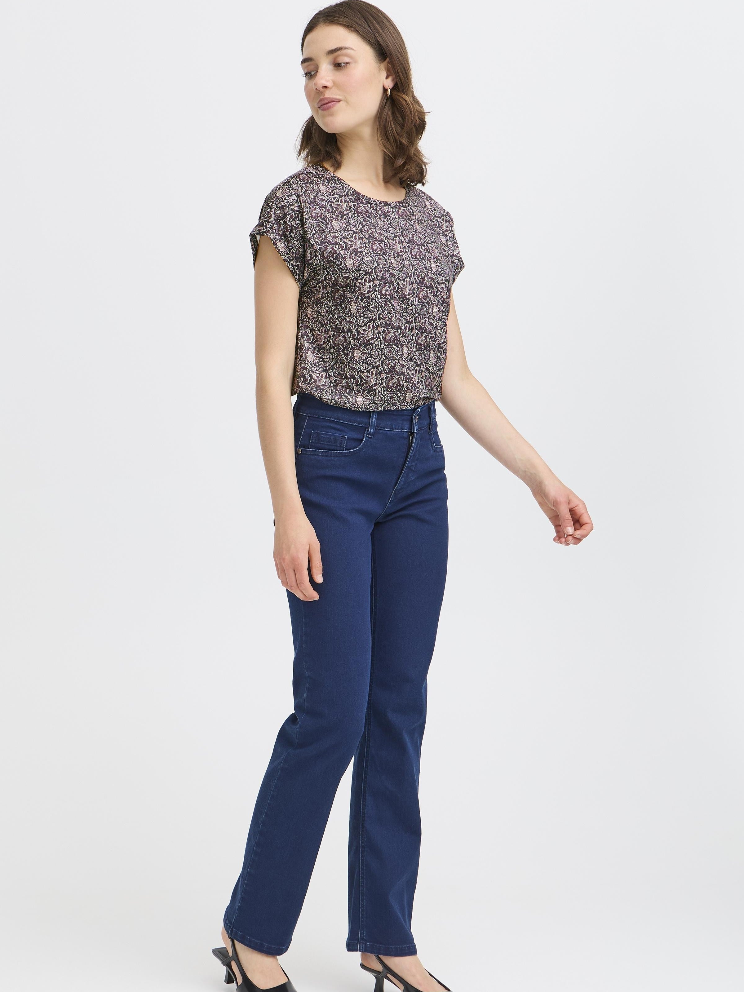 Fransa Seen Short Sleeve Crew Neck Top in a patterned soft fabric paired with dark blue denim jeans and black heels.