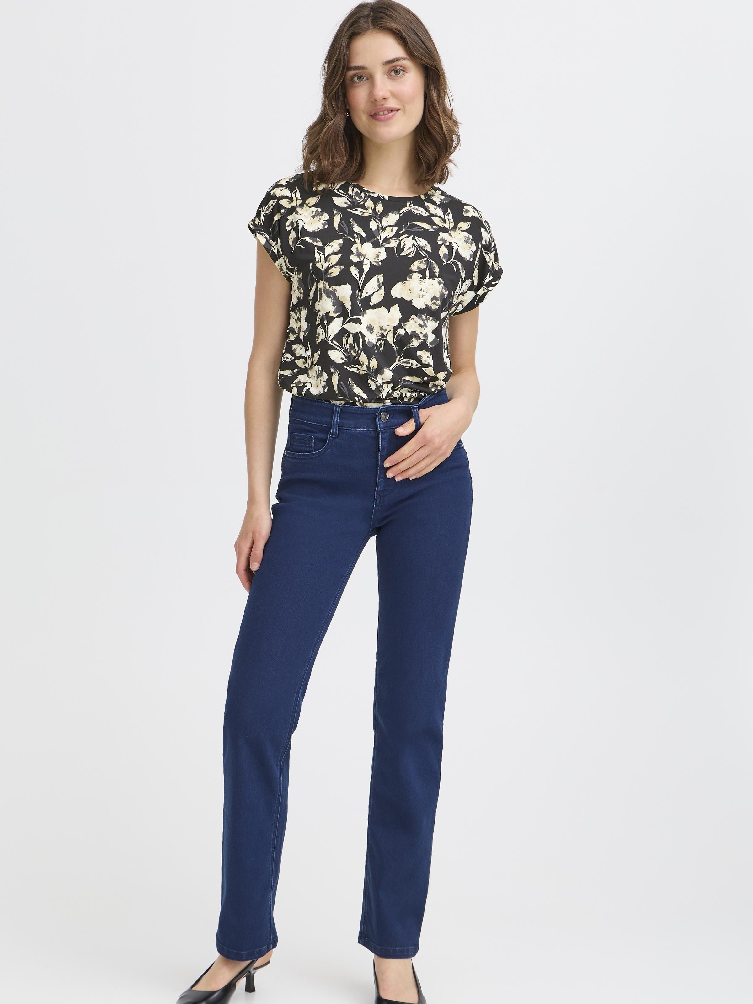 Fransa Seen Short Sleeve Crew Neck Top floral print paired with dark blue denim jeans and black heels.