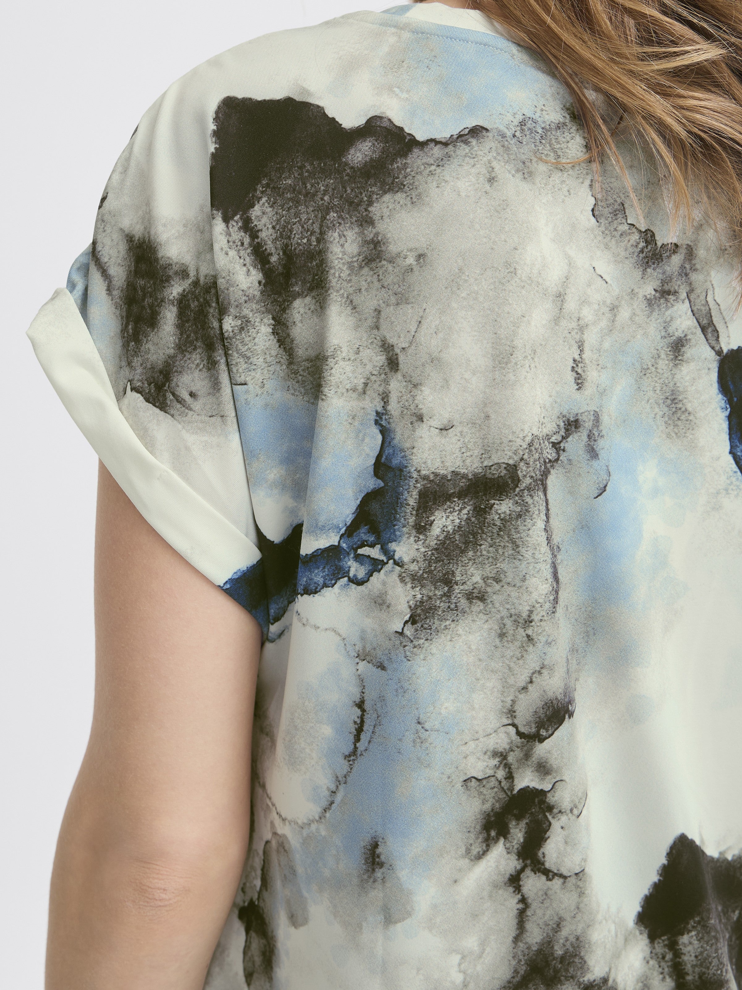 Fransa Seen Short Sleeve Crew Neck Top in abstract black and blue print, soft fabric on upper back and arm.