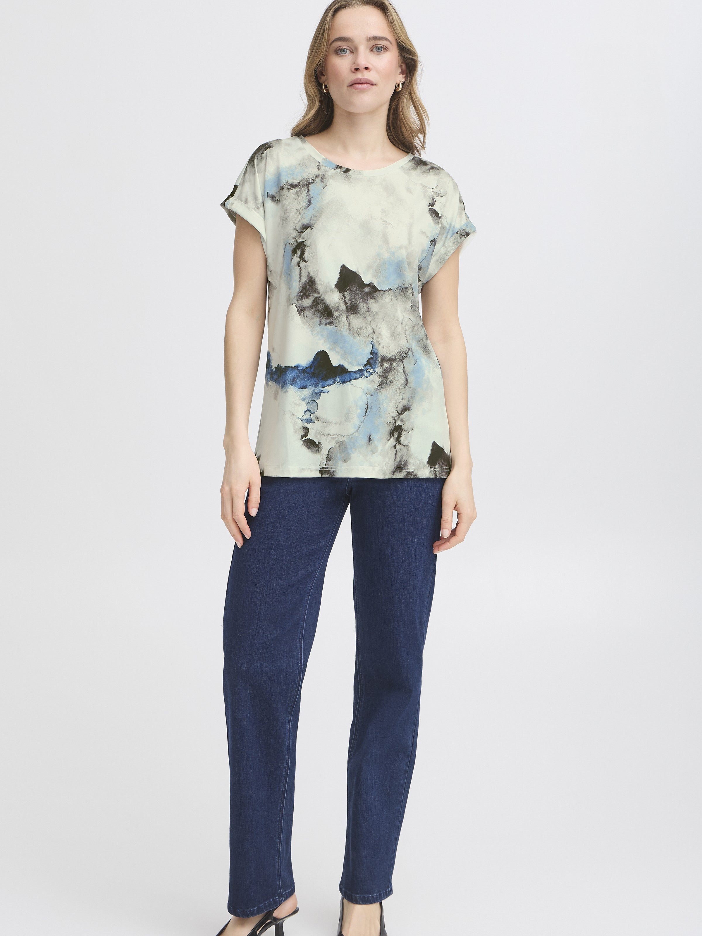 Fransa Seen Short Sleeve Crew Neck Top in abstract blue and black print paired with dark blue denim jeans by Fransa