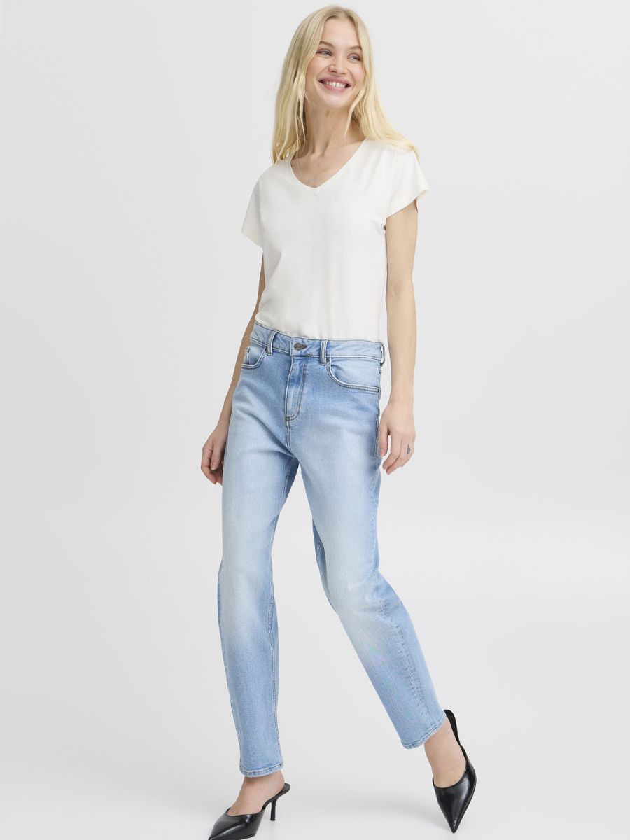 B. Young Pamila V-Neck Short Sleeve Tee in off-white paired with light blue denim jeans and black heels by B. Young
