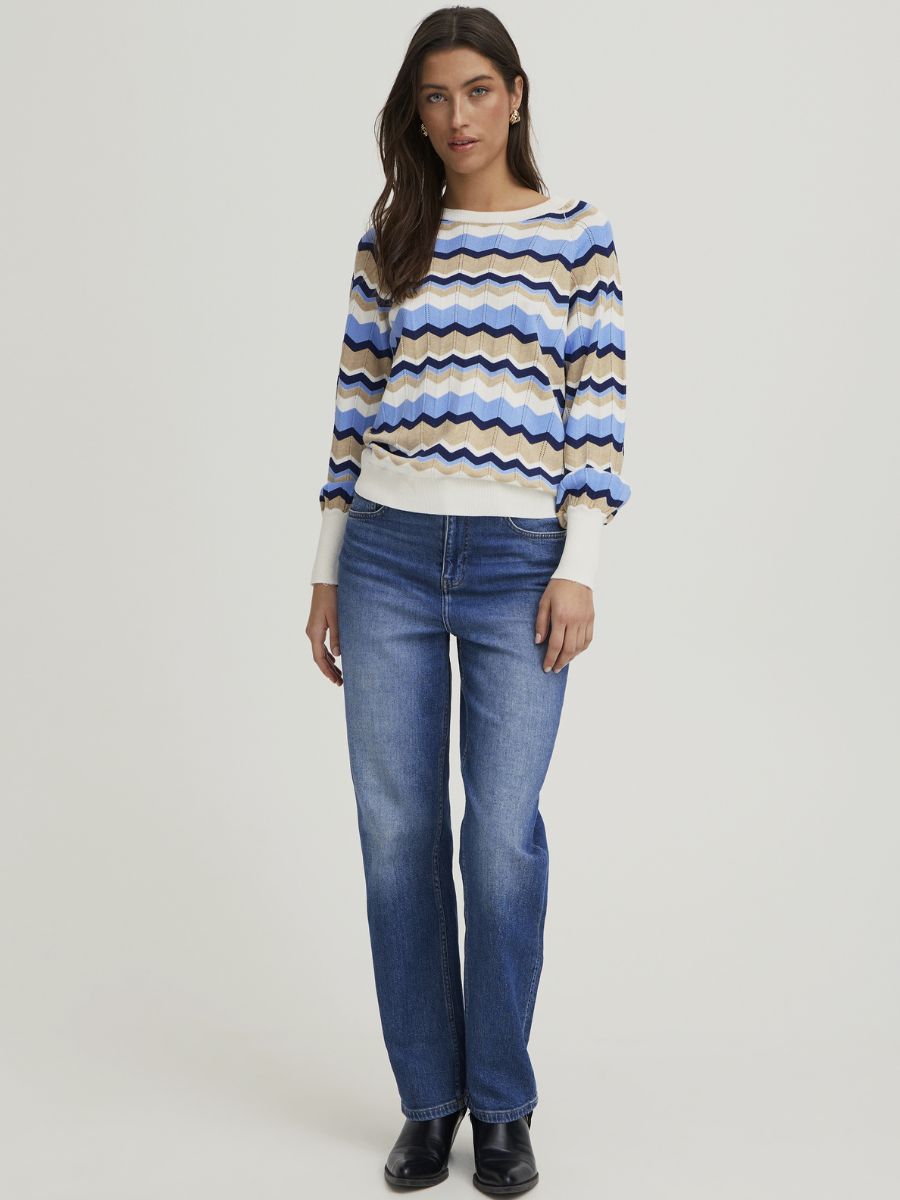 Model wearing B. Young Morla Knit Crew Top with blue, beige, and white zigzag stripes paired with denim jeans and black shoes.
