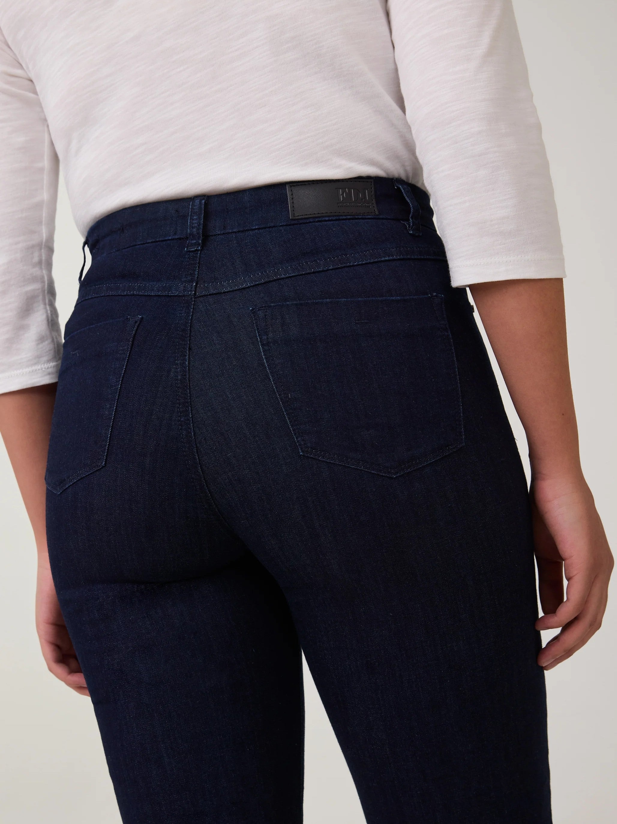 FDJ Petite Suzanne Supreme Straight Leg 29" Jeans