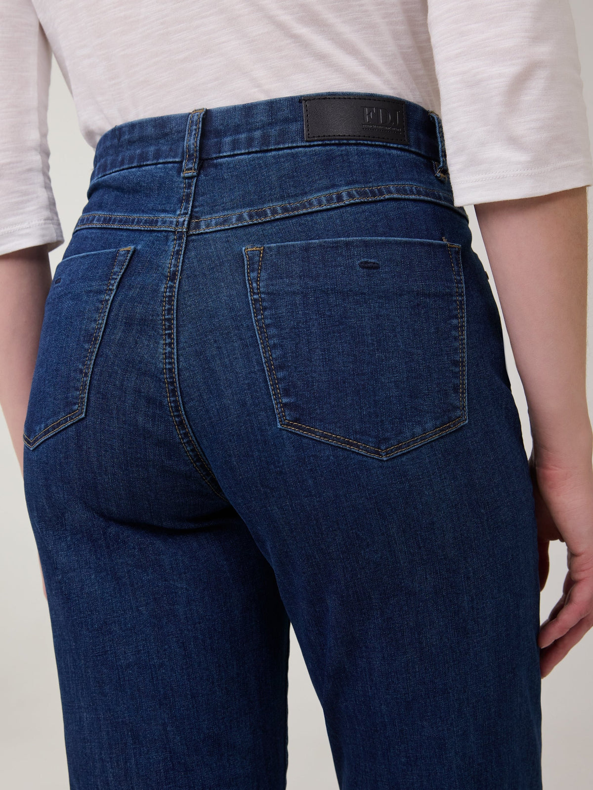 FDJ Petite Suzanne Supreme Straight Leg 29" Jeans