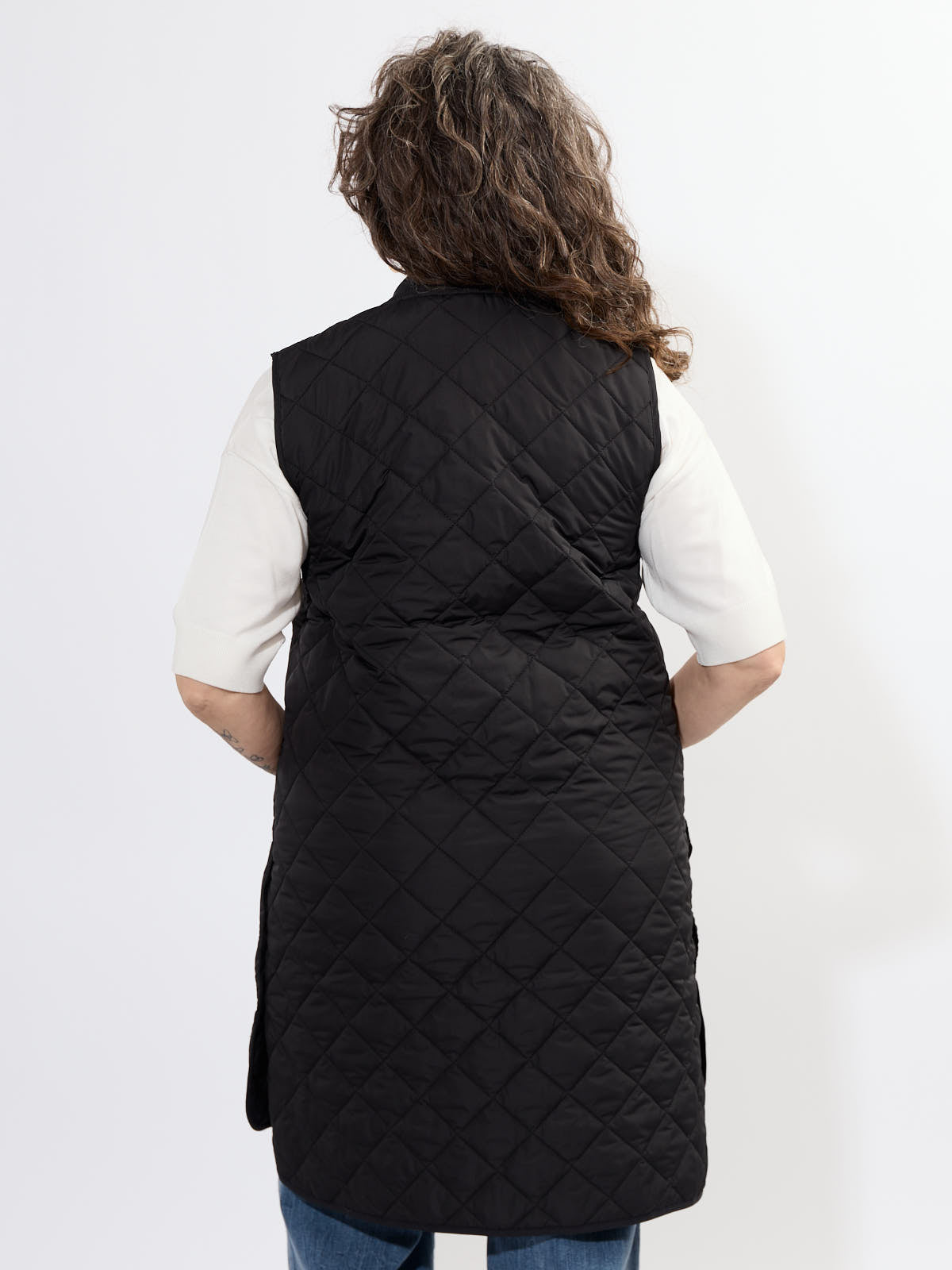 Ilse Jacobsen Quilted Vest in black quilted fabric styled with a white top and casual denim jeans from Ilse Jacobsen outerwear.