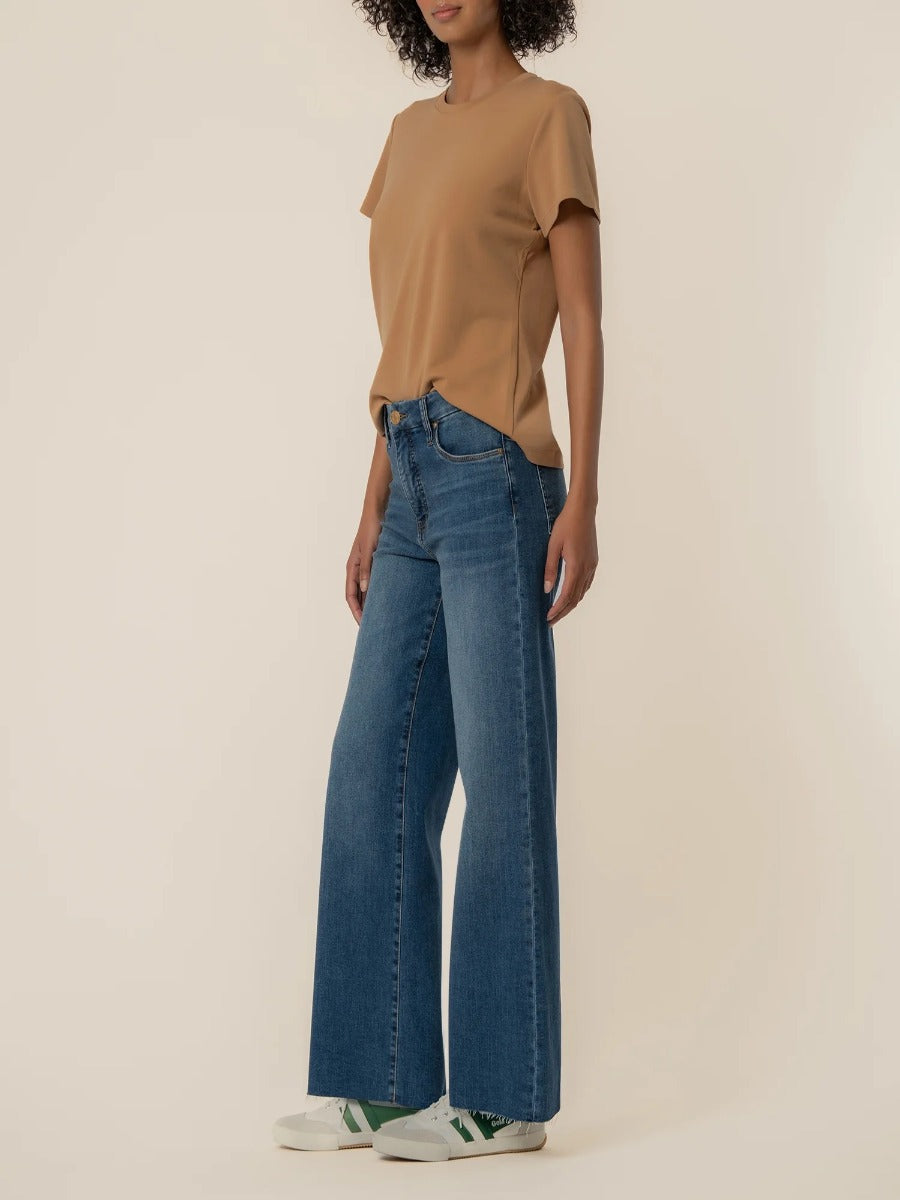Slim fit model in Kut from the Kloth Meg 29” Wide Denim Jeans styled with casual tan top and sneakers