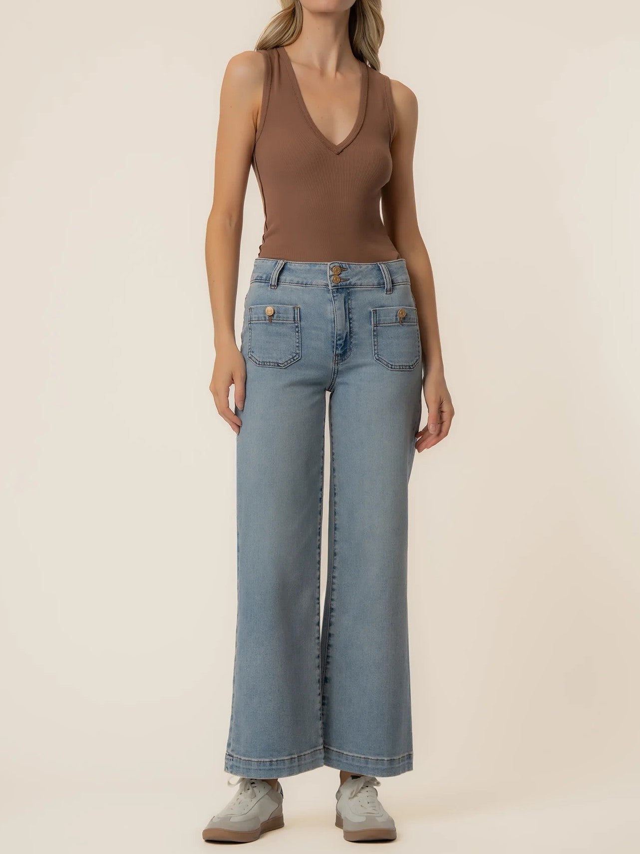 Kut from the Kloth Meg Double Pocket 27” Wide Trousers in light denim styled with casual top and sneakers by Kut from the Kloth.