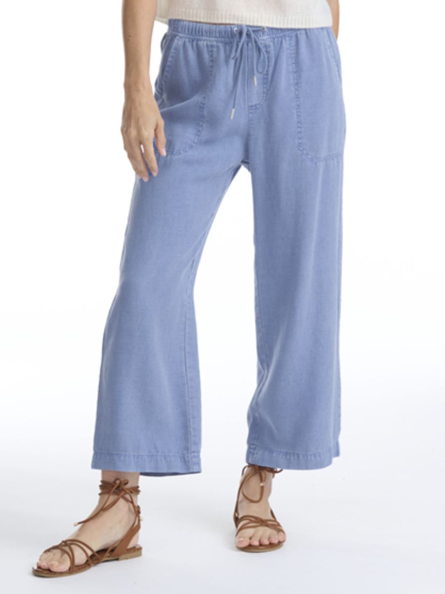 Light blue Splendid Angie Linen Blend 25” Cropped Pant with drawstring waist and patch pockets by Splendid.