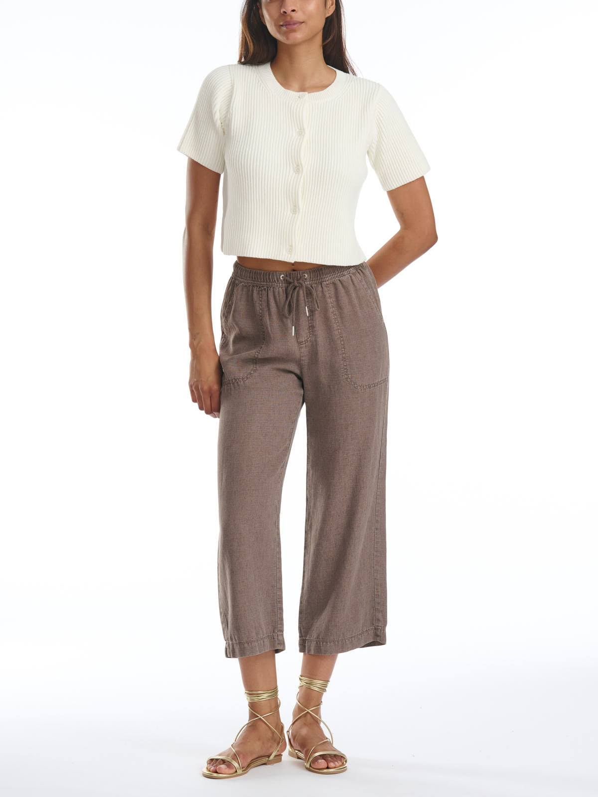 Splendid Angie Linen Blend 25” Cropped Pant in brown worn with a white short sleeve ribbed buttoned top by Splendid.