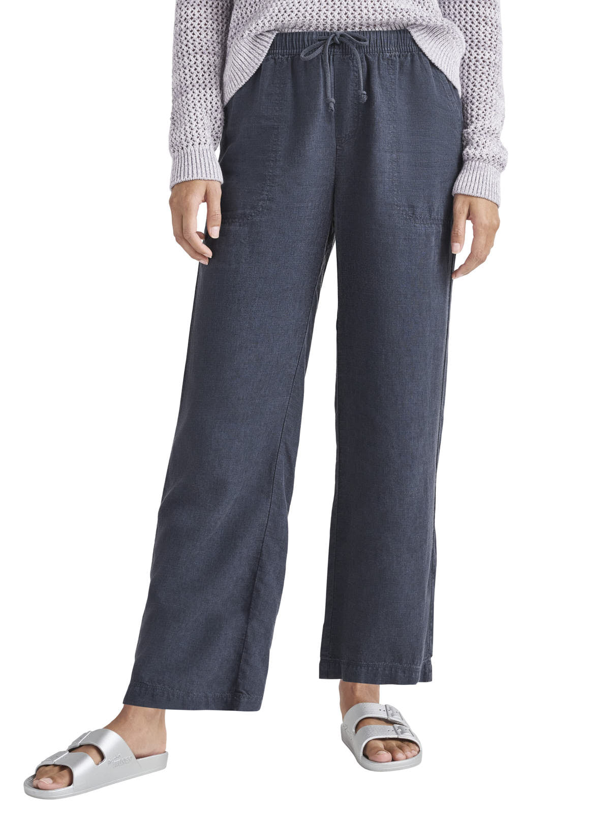 Splendid Angie Linen Blend 25” Cropped Pant in navy with relaxed fit styled with light knit top and white sandals